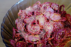 Dried tomato chips