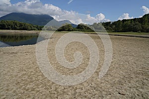 Vyschnuté alebo vyprahnuté bahnité dno vodnej nádrže Liptovská Mara počas veľmi suchého letného počasia.