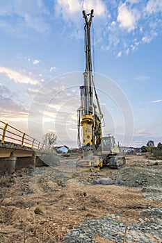 Drilling machine for construction, mining or drilling in search of minerals