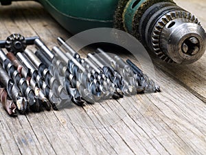 Drilling machine, drill bits set and keyed chuck