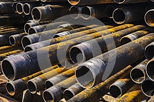 Drilling of oil and gas wells. Drill pipe inspection. Tubing for oil and gas listed on the pedestal out of the wells after washing