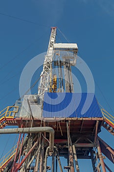 Drilling rig for drilling oil and gas wells