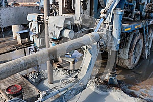 Drilling rig. Mechanism for lifting and installing pipes and tools.