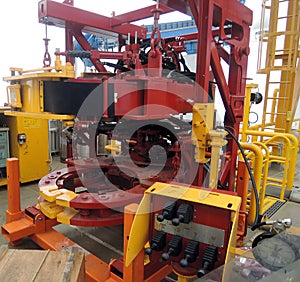 Drilling rig well casing hydraulic tongs.