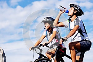 Bebiendo ciclista 