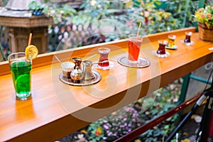Potabile tradizionale bar giardino tazza da caffè sul tavolo 