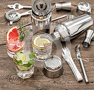 Drinks with ice and tonic water. Cocktail making bar accessories