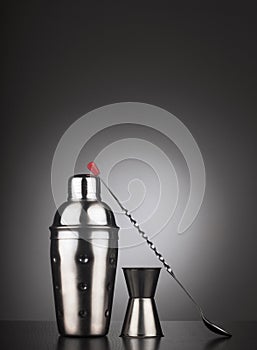 Drinks shaker with cocktail tools