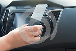 Driver attaches the smartphone to a magnetic holder