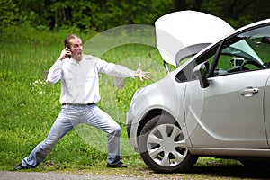 Driver furious with mobile phone a broken car