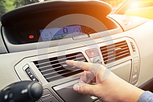 Driver hand tuning air ventilation grille