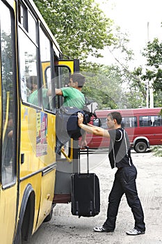 Conductor ayuda pasajeros a ellos bolsas 