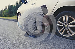 the driver independently changes the flat tire and puts the spare tire