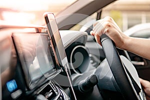 Driver using mobile app for GPS navigation