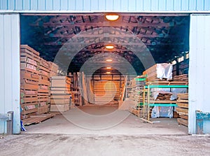 Driveway thru lumber warehouse building for loading and unloading
