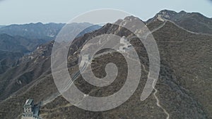 drohne Flying over the great wall at mist smog sky. Aerial view of China great wall Amazing