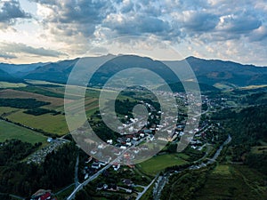 Obrázek dronu. letecký pohled na venkovské horské oblasti na Slovensku, obce Zuberec a Habovka shora