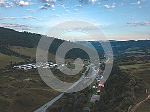 Obrázek dronu. Letecký pohled na venkovské horské oblasti na Slovensku, obce Zuberec a Habovka shora - vintage retro vzhled