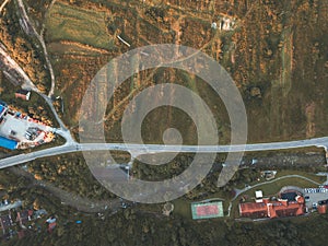 Obrázok dronu. letecký pohľad na vidiecke horské oblasti Slovenska, obce Zuberec a Habovka zhora - vintage retro vzhľad