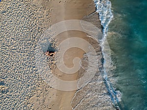 Trompeta mujer acostada sobre el Playa durante atardecer 