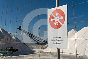 Drone prohibition sign with text in several languages