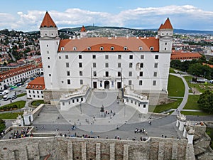 Pohľad z dronu na Bratislavský hrad na Slovensku