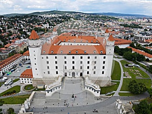 Pohled z dronu na Bratislavský hrad na Slovensku