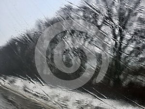 Drops rain and snow on automotive glass