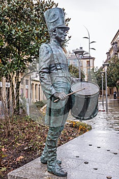 Drummer sculpture in San Sebastian photo