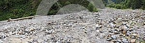 Dry bed-load of a mountain torrent