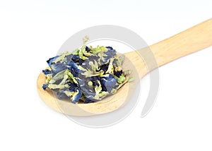 Dry butterfly pea on wooden spoon