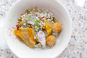 Dry Minced Pork Noodles Delicious cooked with pork, liver, minced pork, shrimp balls, bean sprouts, sprinkles, seasoned with chili