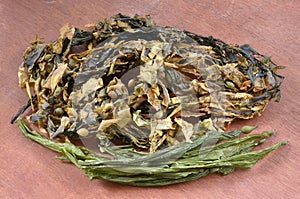 Dry seaweed