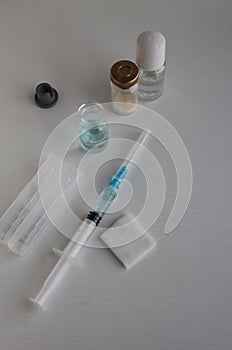 The dry vaccine is in a vial, a diluent and a syringe for injection.