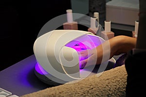 Drying and fixing a transparent base base applied to the nails before using shellac with an ultraviolet lamp