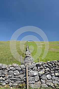 Piedra muro en el valle 