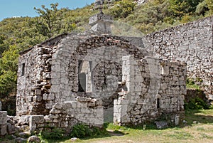 Ruin of the old kitchen of the PitÃµes de Junias monastery