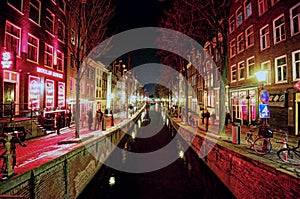 Du Wallen at night