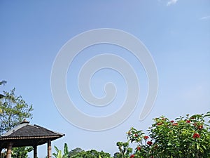 Dua orang duduk di pinggir ruma dan lagit begitu virus serah