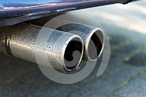 Dual exhaust of a car, concept for emissions and particulate mat