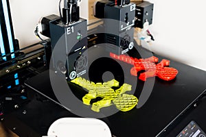 Dual extruder 3d printer which is printing two bicolor model, idex technology