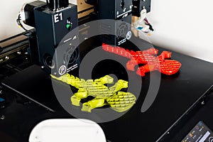 Dual extruder 3d printer which is printing two bicolor model, idex technology