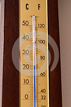 Dual thermometer in Celsius and Fahrenheit