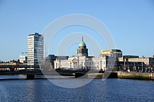 Dublin cityscape with the Liffey River and the old bridge, behind which you can see old buildings and modern skyscrapers, a
