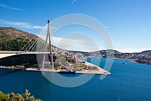 Dubrovnik Croatia October 2020 Massive suspension bridge at the entrance of Dubrovnik city. Bay area with boats in the harbour on