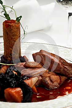 Duck breast with vegetables and dried fruits