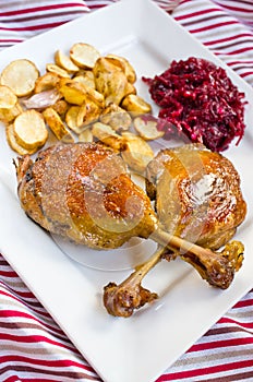 Duck confit with beetroots and jerusalem artichokes fries