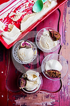 Dulce de leche ice cream with baked figs