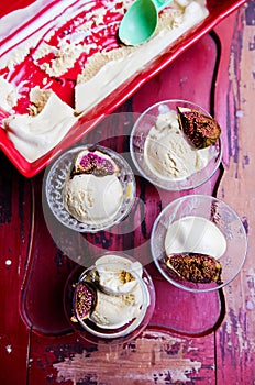 Dulce de leche ice cream with baked figs photo