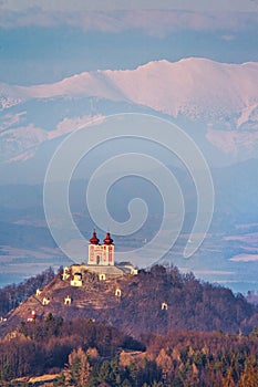 Ďumbier hora přes Kalvárii u města Banská Štiavnica v zimě
